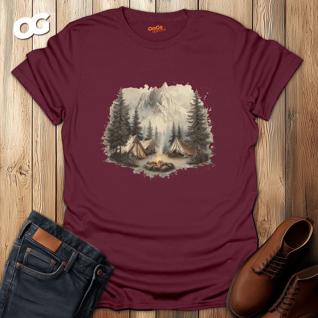 Camping Scene T-Shirt with Tents and Mountains – maroon – oak-wood